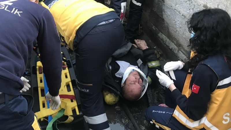 Erzincan'da itfaiye eri görev sırasında çatıdan düştü