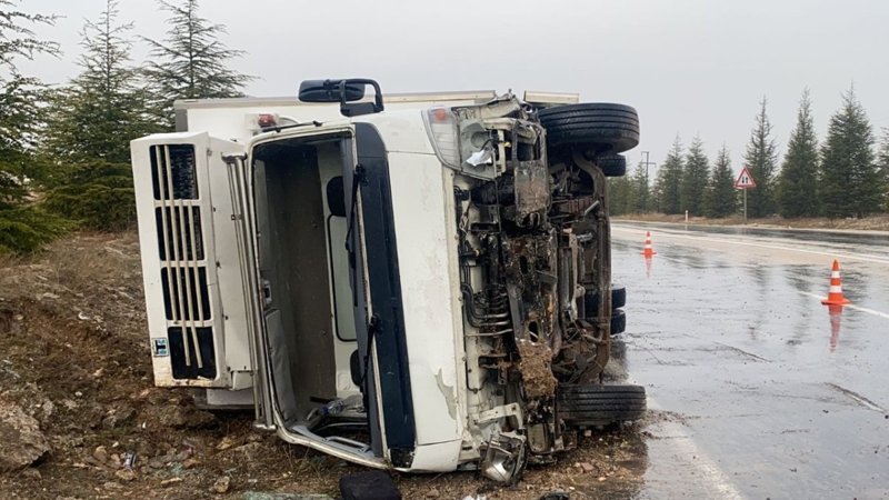 Eskişehir'de şoför, devrilen kamyonun camından çıkarak kurtuldu