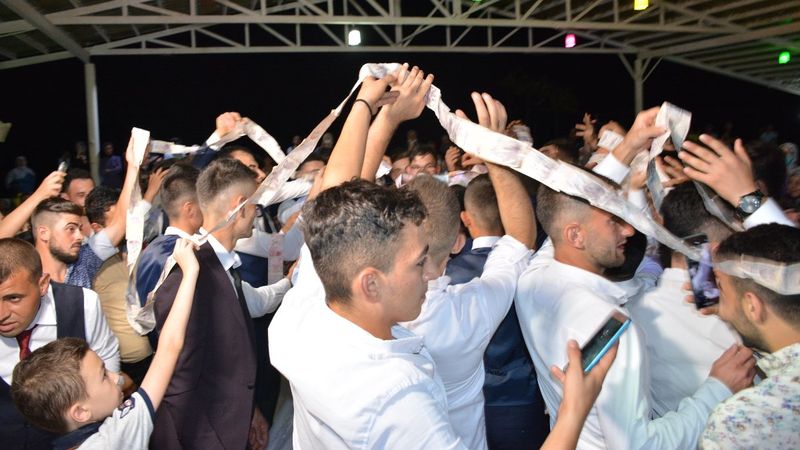 Kastamonu’da, düğünde 75 metre uzunluğunda para takıldı