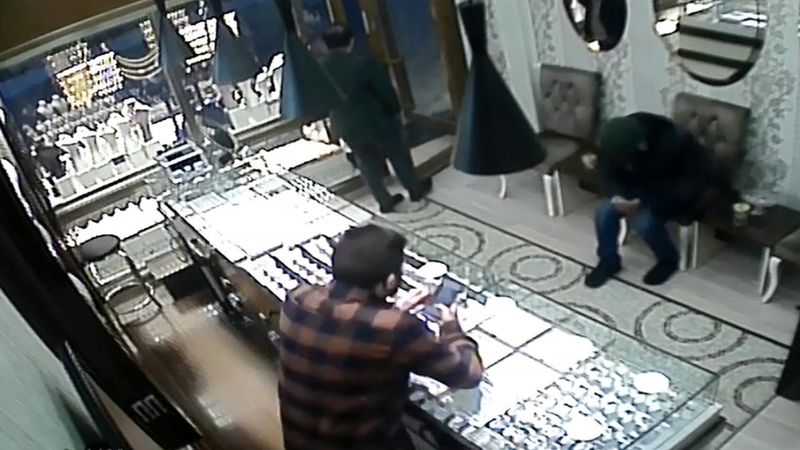 Erzurum’da silah tutukluk yaptı, kuyumcu ölümden döndü