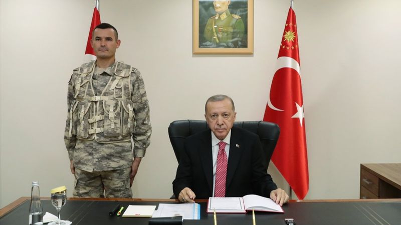 Cumhurbaşkanı Erdoğan, Katar'da Türk birliğini ziyaret etti