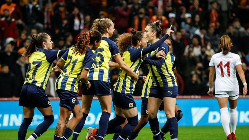Kadın futbol maçında Fenerbahçe, Galatasaray'a fark attı