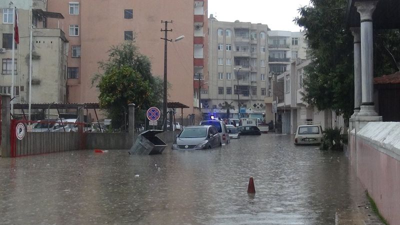 Mersin'de şiddetli yağış su baskınlarına neden oldu
