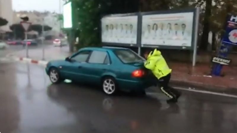 Antalya'da polis, yolda kalan sürücünün aracını itti