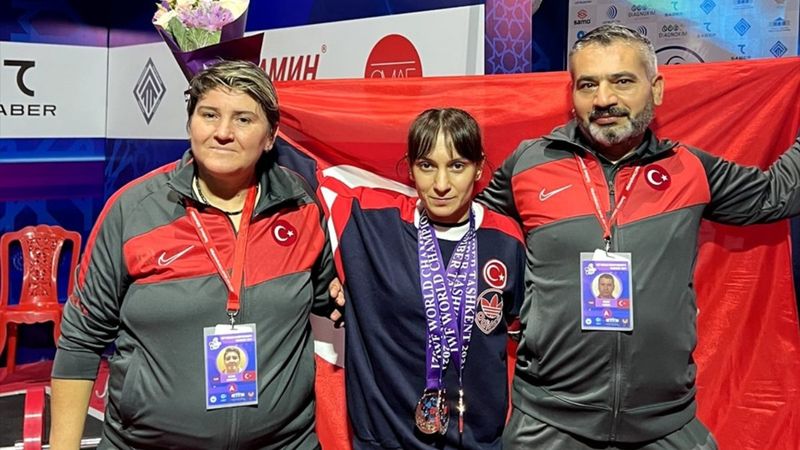 Milli halterci Şaziye Erdoğan'dan Dünya Şampiyonası'nda 3 madalya