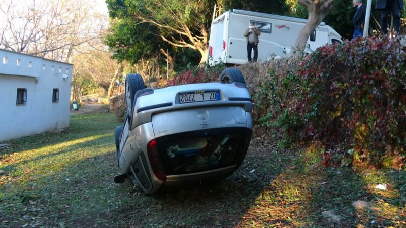 Antalya'da fren yerine gaza basan öğretmen parka uçtu