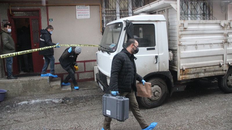 Erzurum'da 4 patlayıcı, meraklı hurdacının elinde patladı