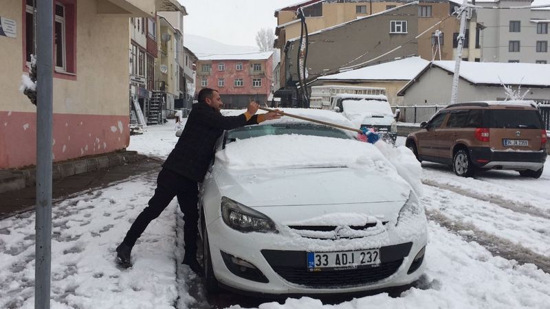 Karlıova'da kar, ilçeyi beyaza bürüdü