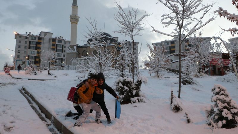 Yüksekova'da 10 köy ve 20 mezra yolu, kar nedeniyle kapandı