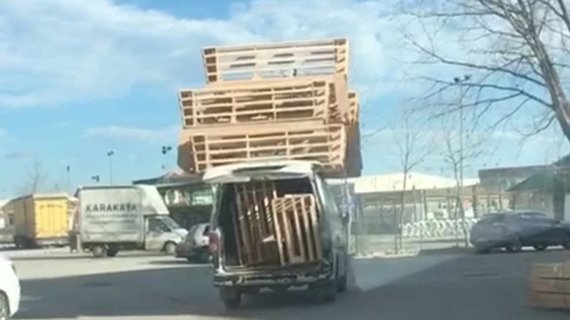 Bursa'da sürücü mobilya iskeletlerini arabasında taşıdı