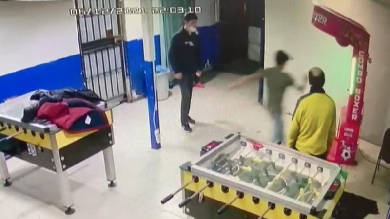 Sultangazi'de oyun makinesine vurmak isterken duvara girdi