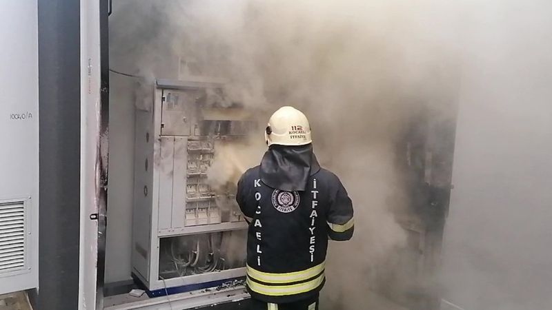 Kocaeli'nde elektrik trafosu patladı