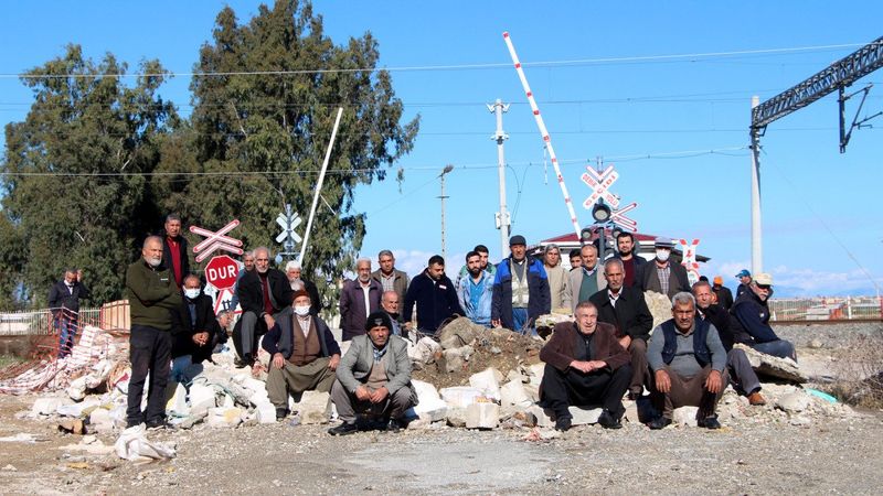 Adana’da belediye yol satınca mahalleli zor durumda kaldı