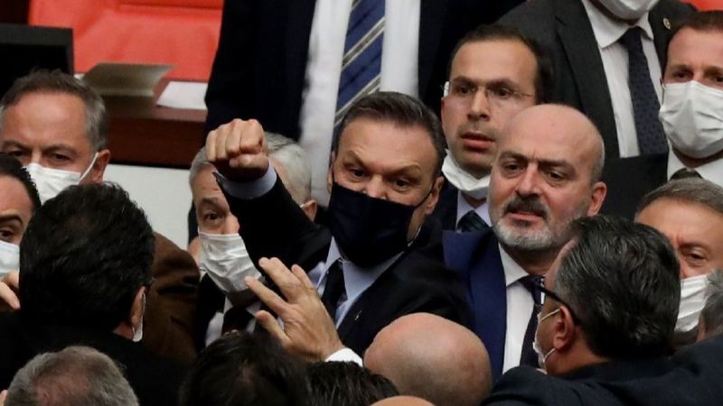 AK Partili Alpay Özalan'ın TBMM'deki kavgaları