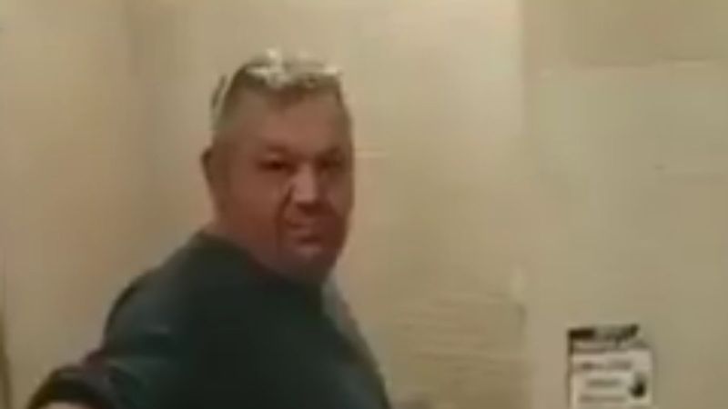 Benzinlikte şeffaf kapılı tuvaletin kapısına isyan eden adam