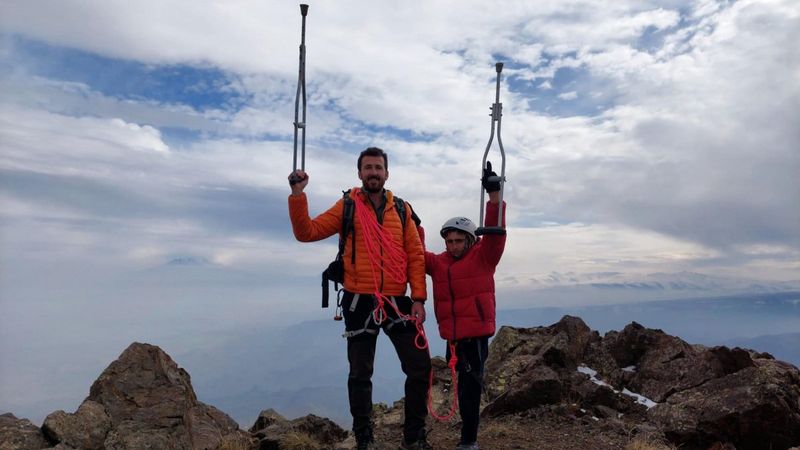 Iğdır'daki Muhammet, tek bacağıyla dağa tırmandı