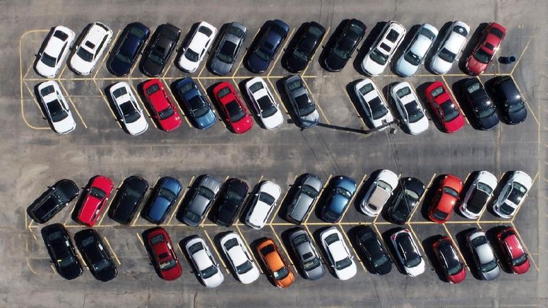 İzmir'de stokçuluk yapan otomotiv bayine para cezası