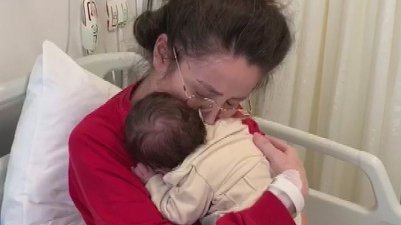 İstanbul'da koronavirüsün ayırdığı anne ve bebeği kavuştu
