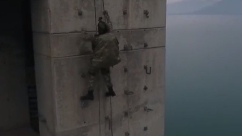 Komandoların eğitimlerinden nefes kesen görüntüler