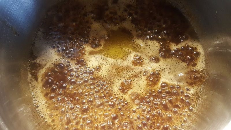 Ev yapımı balgam söktürücü: Tereyağ ve pekmezi karışımı