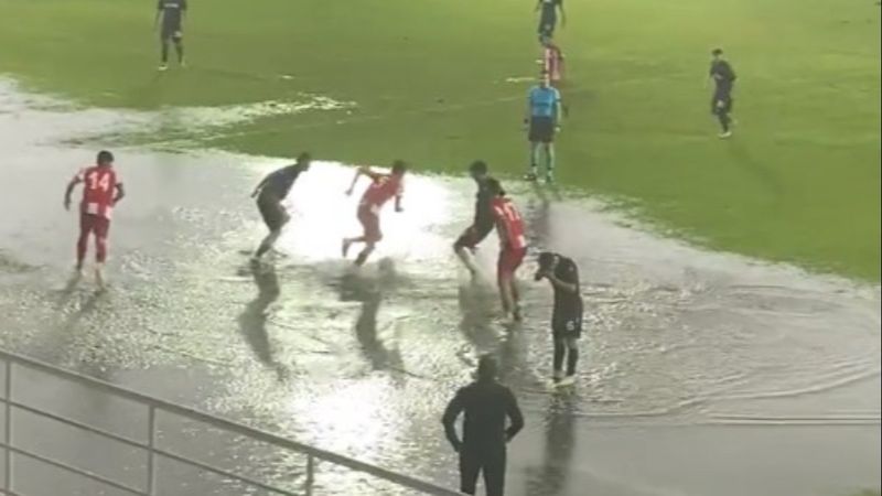 Antalyaspor-Trabzonspor U19 maçında zemin tepki topladı