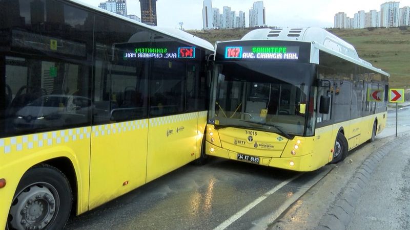 Avcılar’da, kayan İETT otobüsleri birbirine çarptı