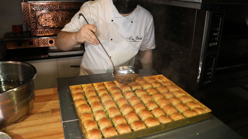 Kahramanmaraş’ta altın tepsilerde yapılan tatlıların fiyatı dudak uçuklattı