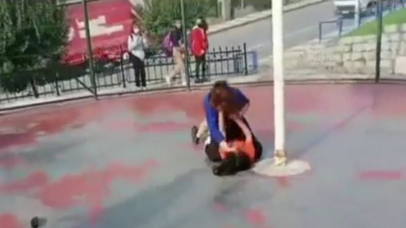 İstanbul'da kavga eden arkadaşlarını film izler gibi izlediler