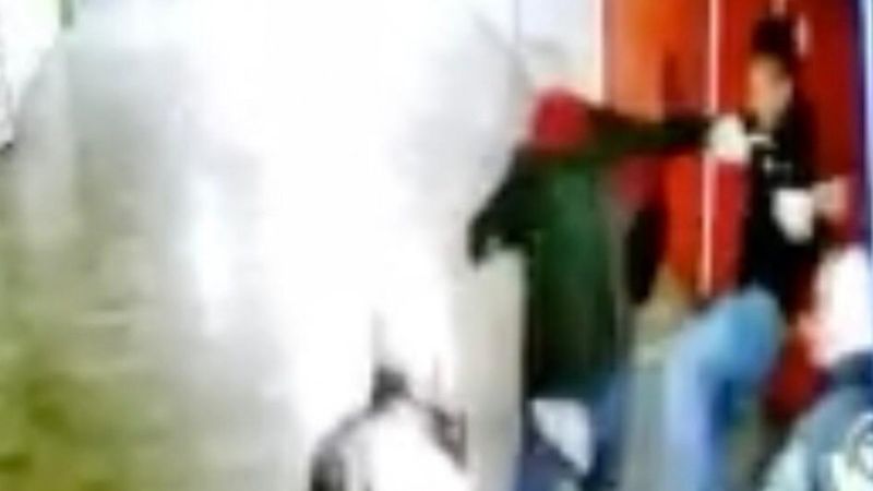 Karaköy'de Türk bayrağını koparınca dayak yedi