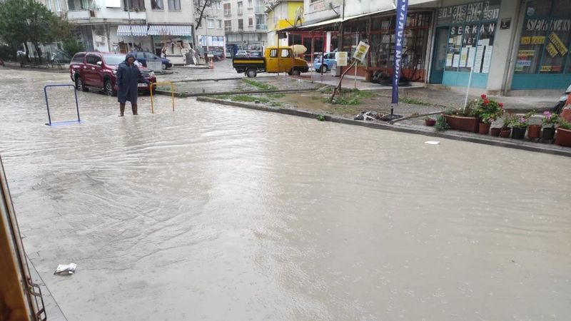 İzmir'de sağanak sonrası yollar göle döndü