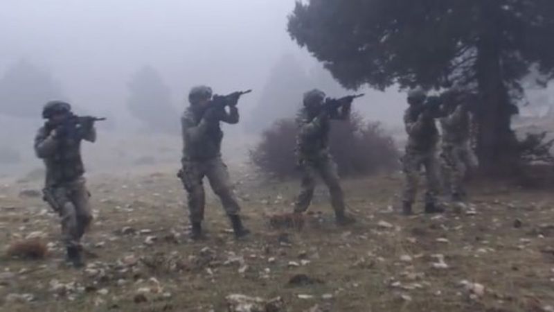 Komandoların zorlu eğitiminden görüntüler