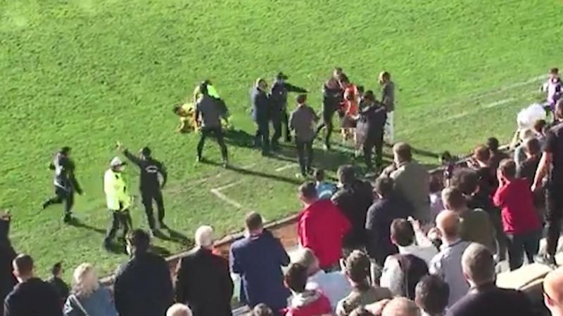 Futbolcu hakeme kafa attı, maç tatil edildi