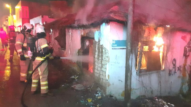 Balıkesir'de elektrik olmayan evde yakılan mum yangın çıkardı