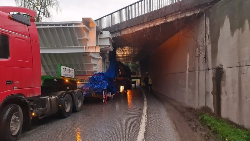 İzmit'te asit tankı taşıyan tır köprüye sıkıştı
