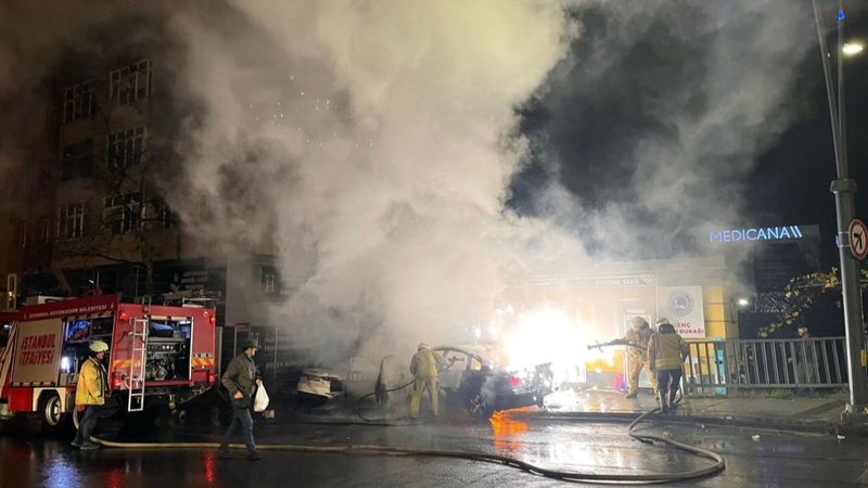 Ümraniye’de otomobil alevler içinde yandı