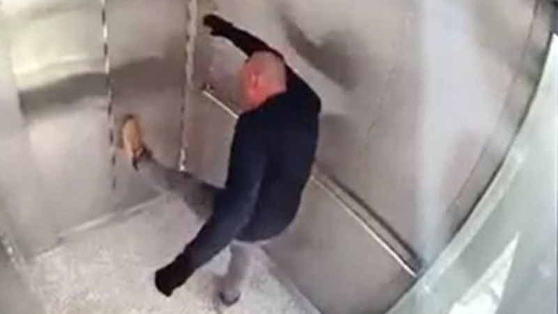Kocaeli'de bir kişi, üst geçit asansörüne saldırdı