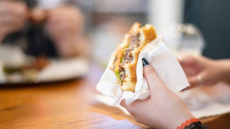 Cilt yaşlanmasını hızlandıran en kötü 7 beslenme alışkanlığı