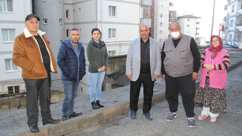 İzmir'de üzerine duvar yıkılan apartman sakinleri, günlerdir çözüm bekliyor