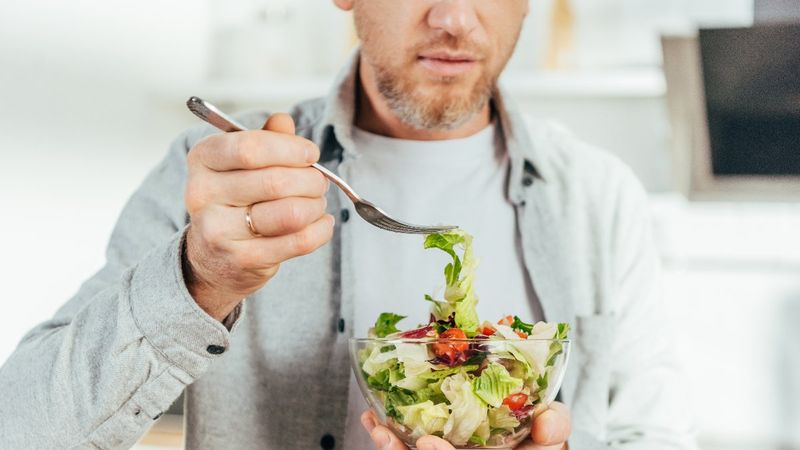 40 yaşından sonra beslenmenizden eksik etmemeniz gereken 7 besin