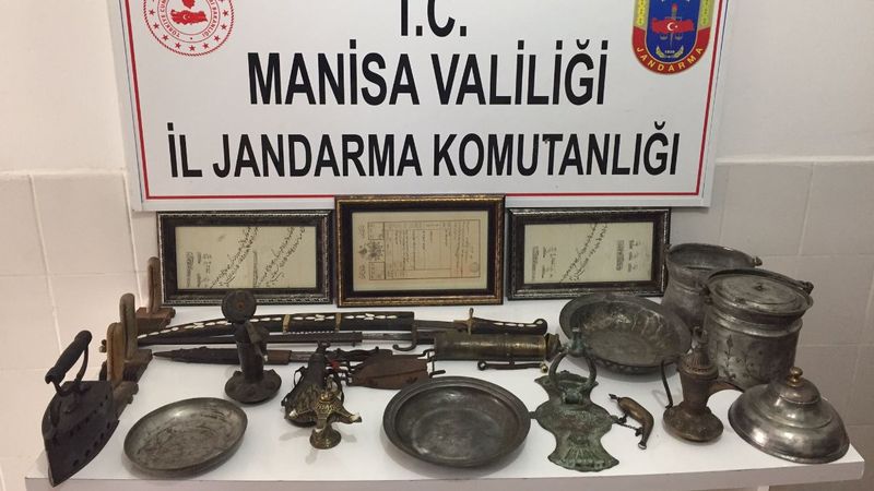 Manisa'da iki şüpheli evlerini müzeye çevirdi