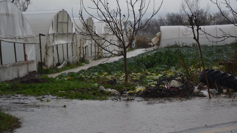 Çanakkale'de şiddetli yağış seraları etkiledi