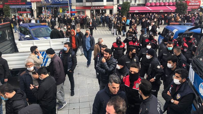 İBB zabıtasından Esenler'deki çay stantlarına müdahale