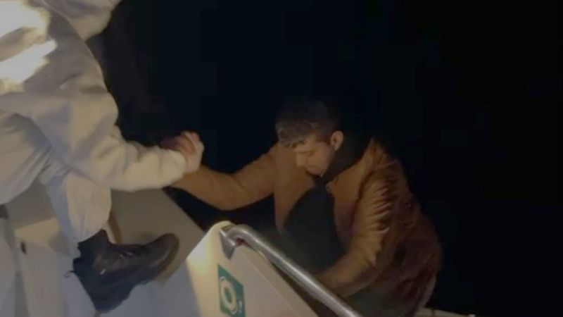 Yunanlıların ölüme terk ettiği 5 düzensiz göçmen kurtarıldı