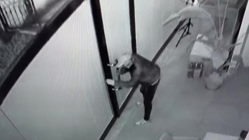İstanbul'da 3 farklı işyerinde yaşanan hırsızlık kamerada