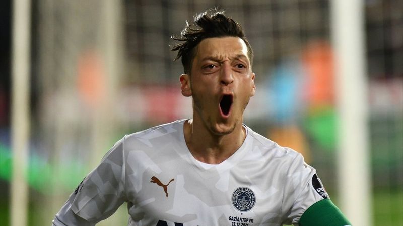 Mesut Özil'den takım arkadaşlarına fırça