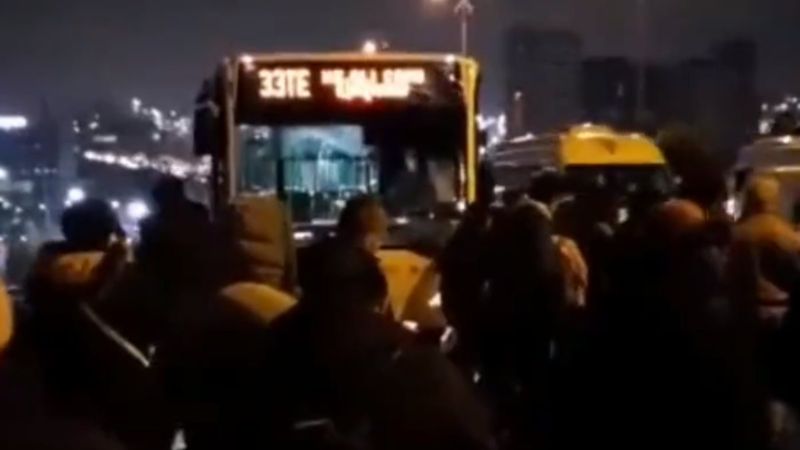 İstanbul'da İETT yolcuları, sabah karanlığında yolda kaldı