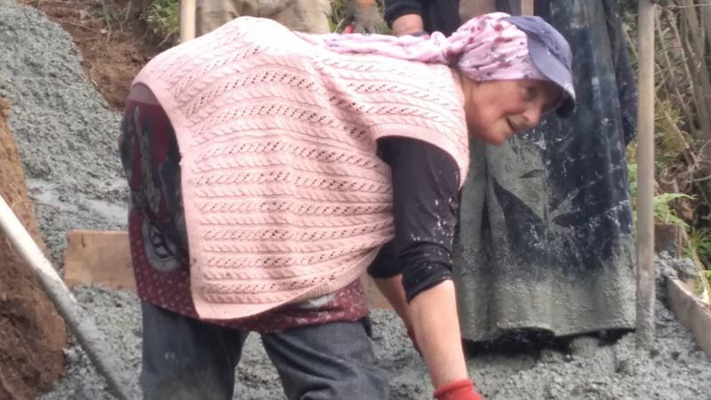 Rize'de köylüler, lazım olan yolu imece usulü yaptı