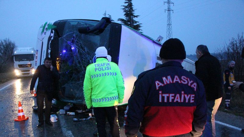 Amasya'da yolcu otobüsü devrildi