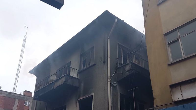 Kırıkkale'de bir şahıs yaktığı kanepeye oturup bali çekti