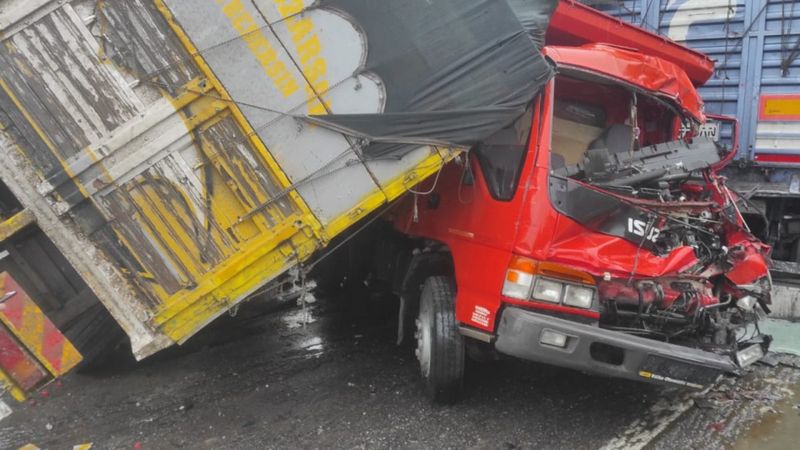 Konya’da tır, kırmızı ışıkta bekleyen araçlara çarptı